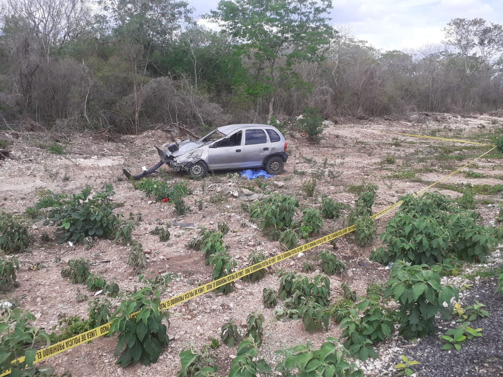 Trabajador del Ayuntamiento de Kinchil muere tras volcar su auto en carretera