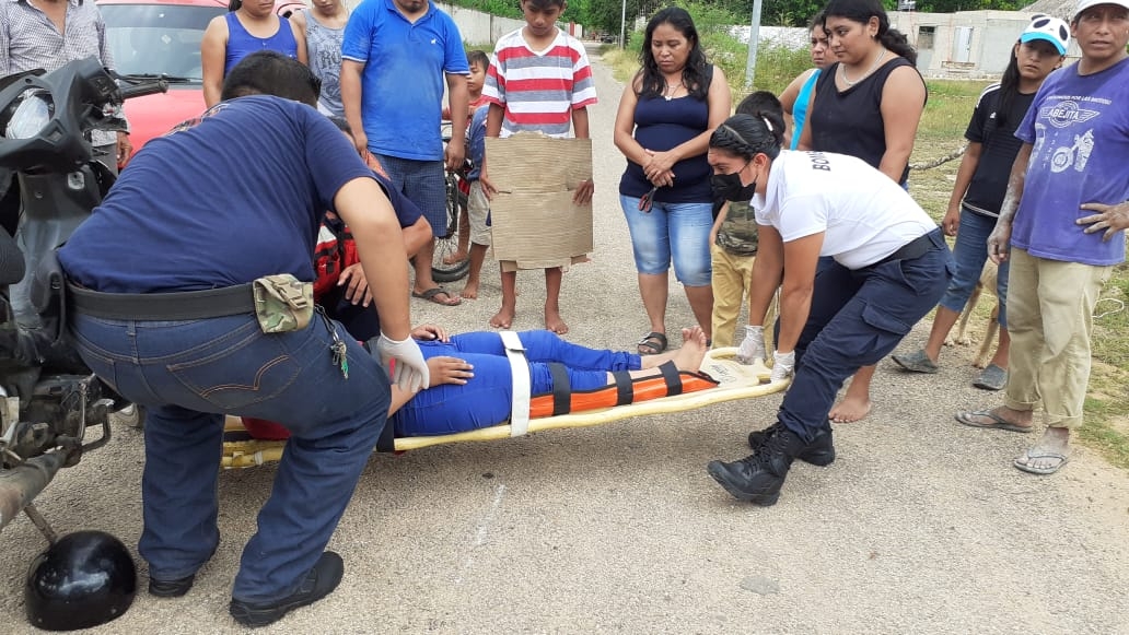 La policía llegó a ese lugar minutos después y vio a una mujer sentada en el suelo y con lesiones