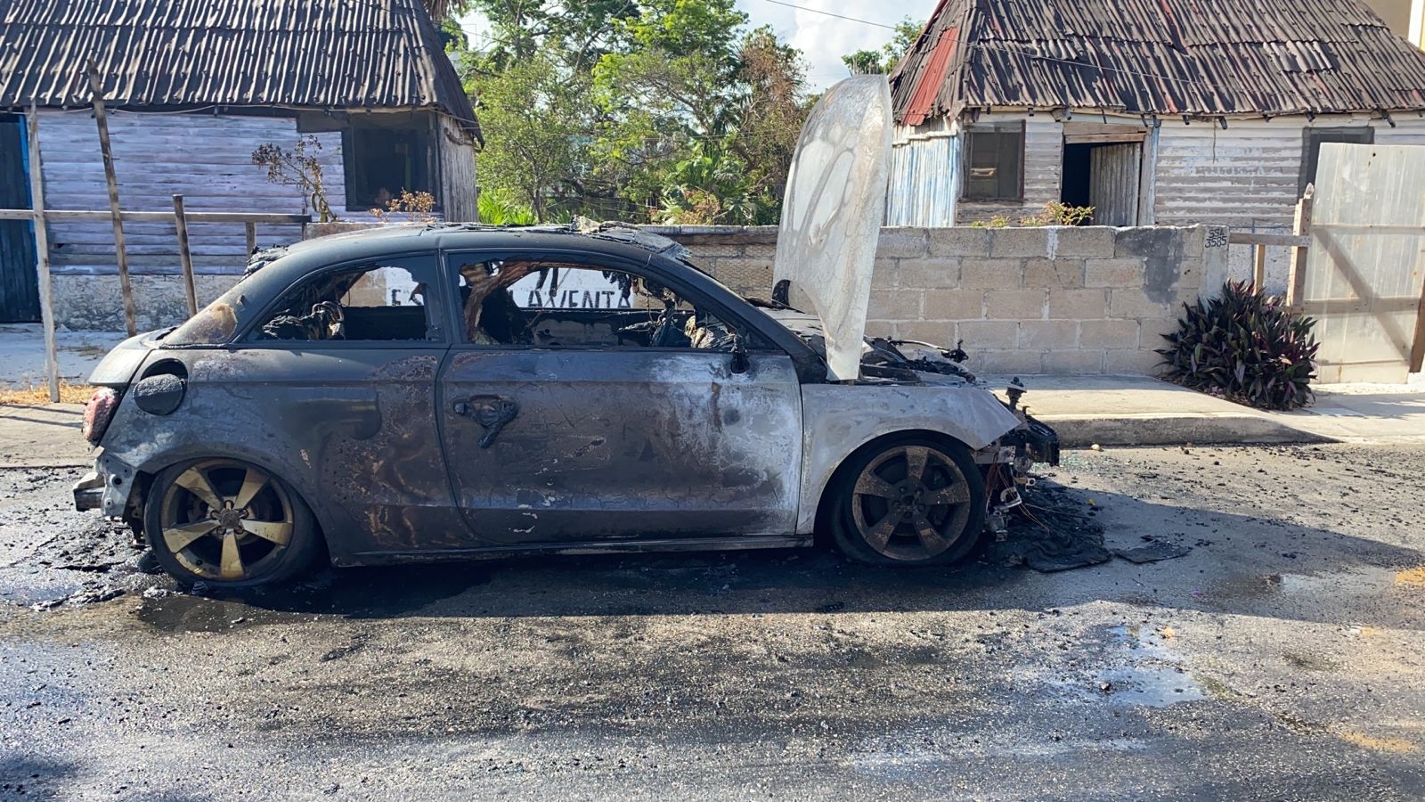 Automóvil de integrante de campaña de Morena se incendia en Tulum: VIDEO