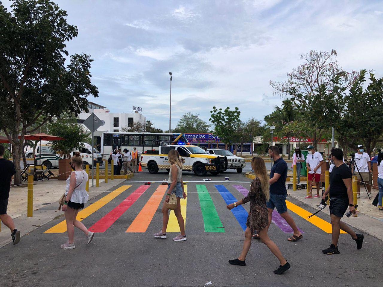 Asociación LGTBQ+ pinta el primer cruce peatonal en Cancún: VIDEO