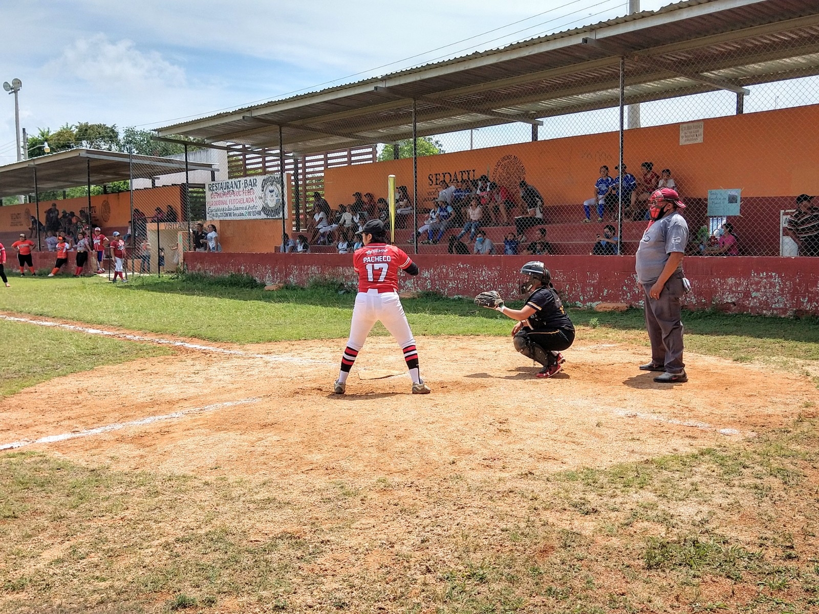 Realizan partido de softbol femenil para apoyar a joven con tumor en Peto