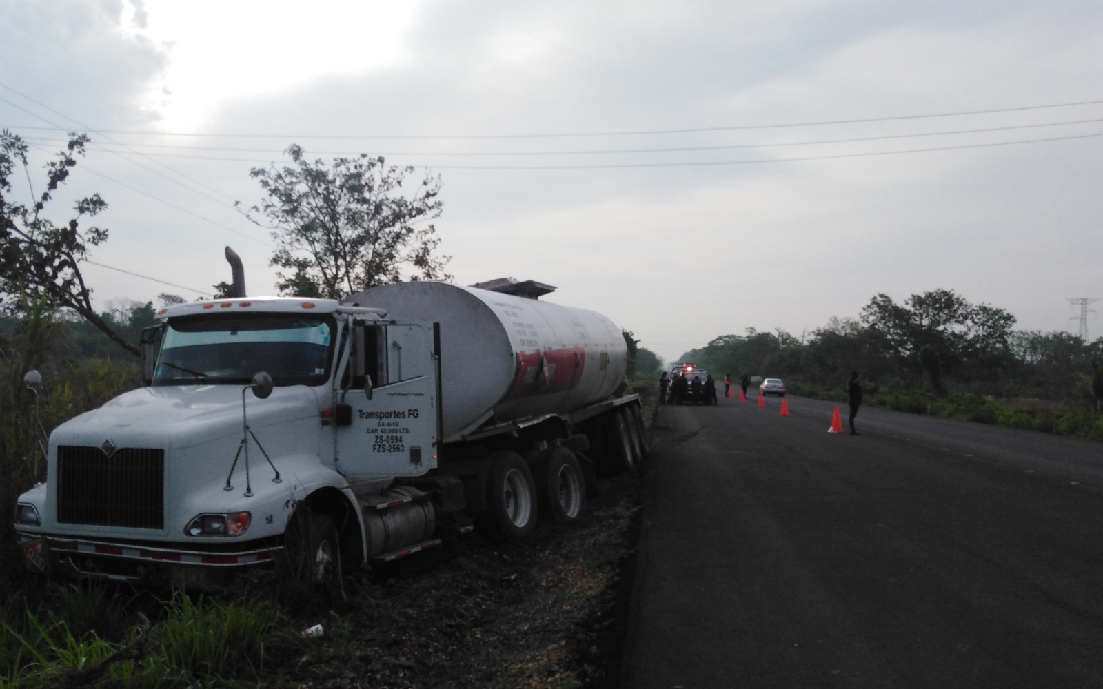 Pipa de gasolina se sale de la carretera vía Buctzotz-Tizimín