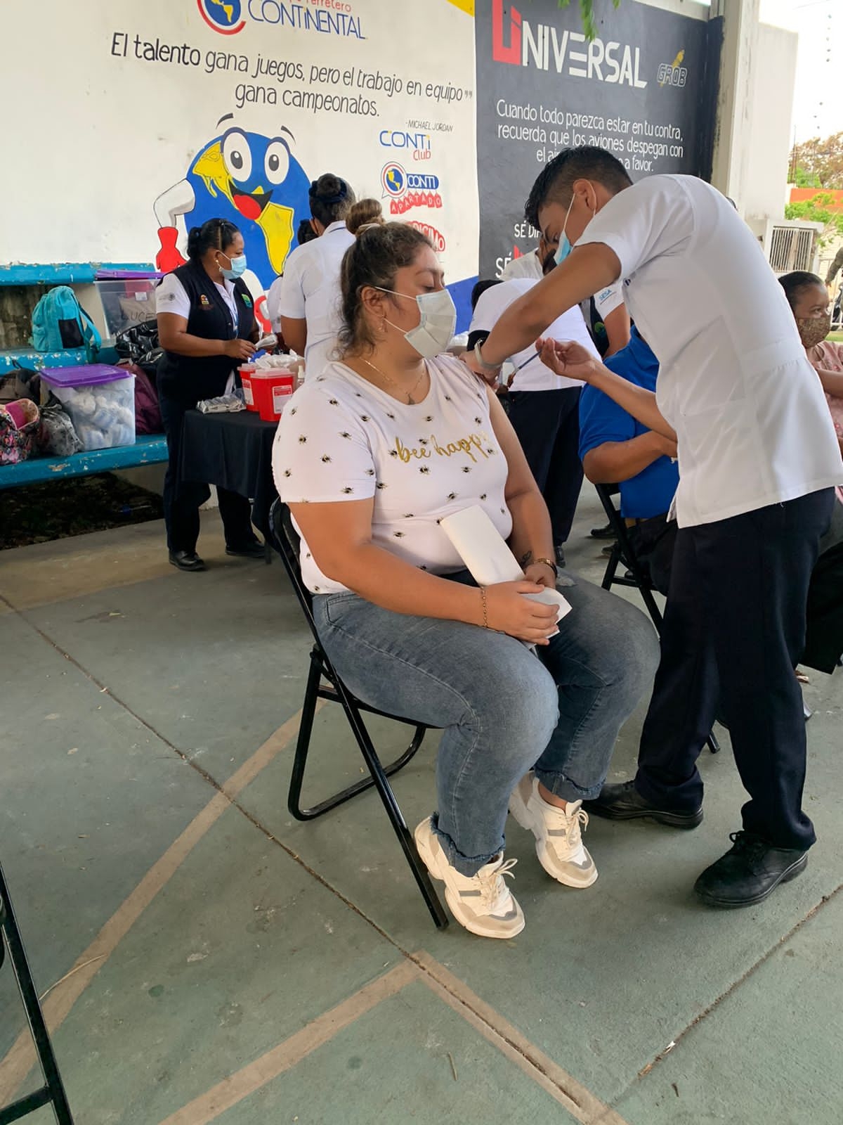 Vacunación de Maestros: Julia Almeidas Salas, primera educadora inoculada en Chetumal