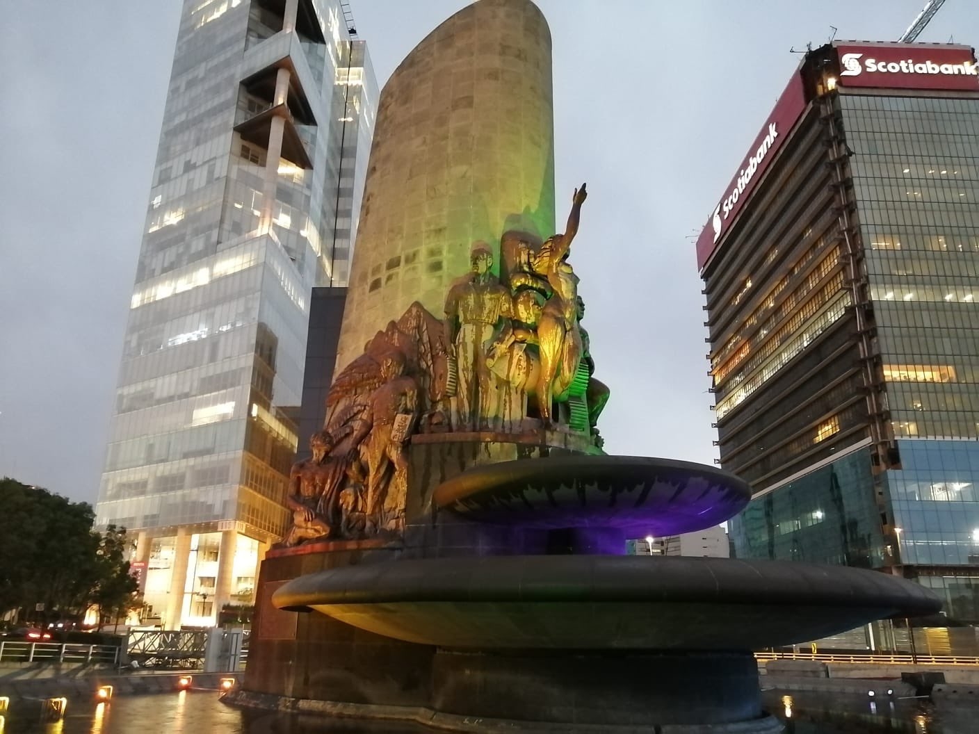 Monumentos y edificios emblemáticos de CDMX son iluminados en el marco del Día Internacional contra la Homofobia, la Transfobia y la Bifobia