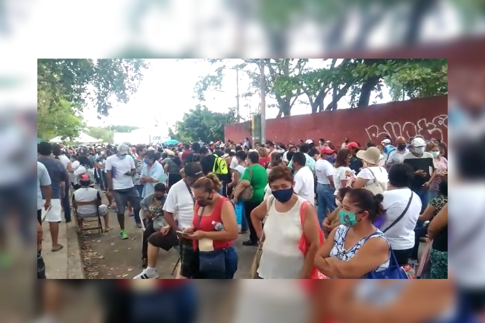 Personas se aglomeran en el módulo de vacunación de la Región 96 en Cancún: VIDEO