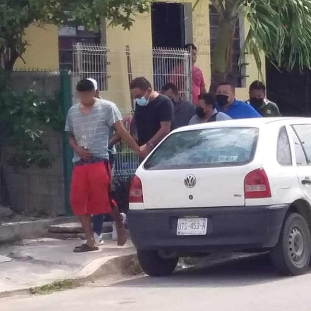 Los detenidos amagaron a una persona con un cuchillo para robarle