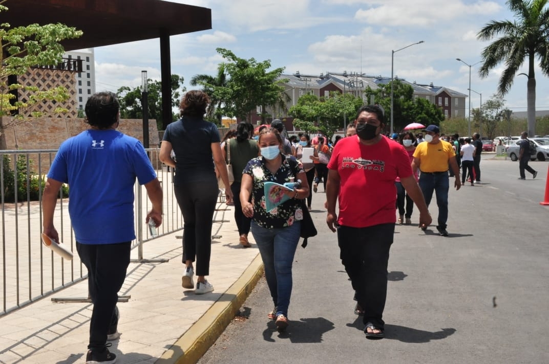 Aplican vacuna contra el COVID-19 a maestros de Yucatán