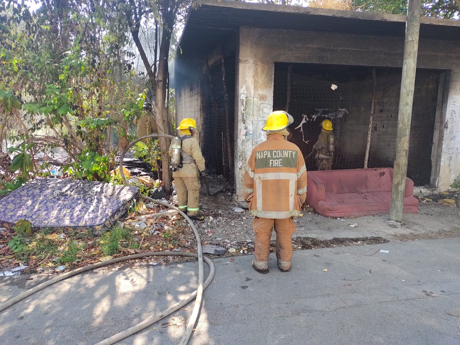 Bomberos controlan incendio en lote usado como refugio de indigentes en Chetumal