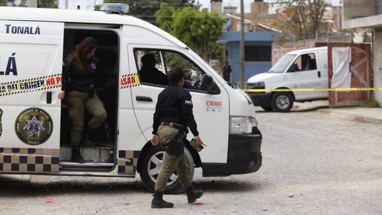 Hallan 70  bolsas con restos humanos en fosa clandestina de Tonalá, Jalisco