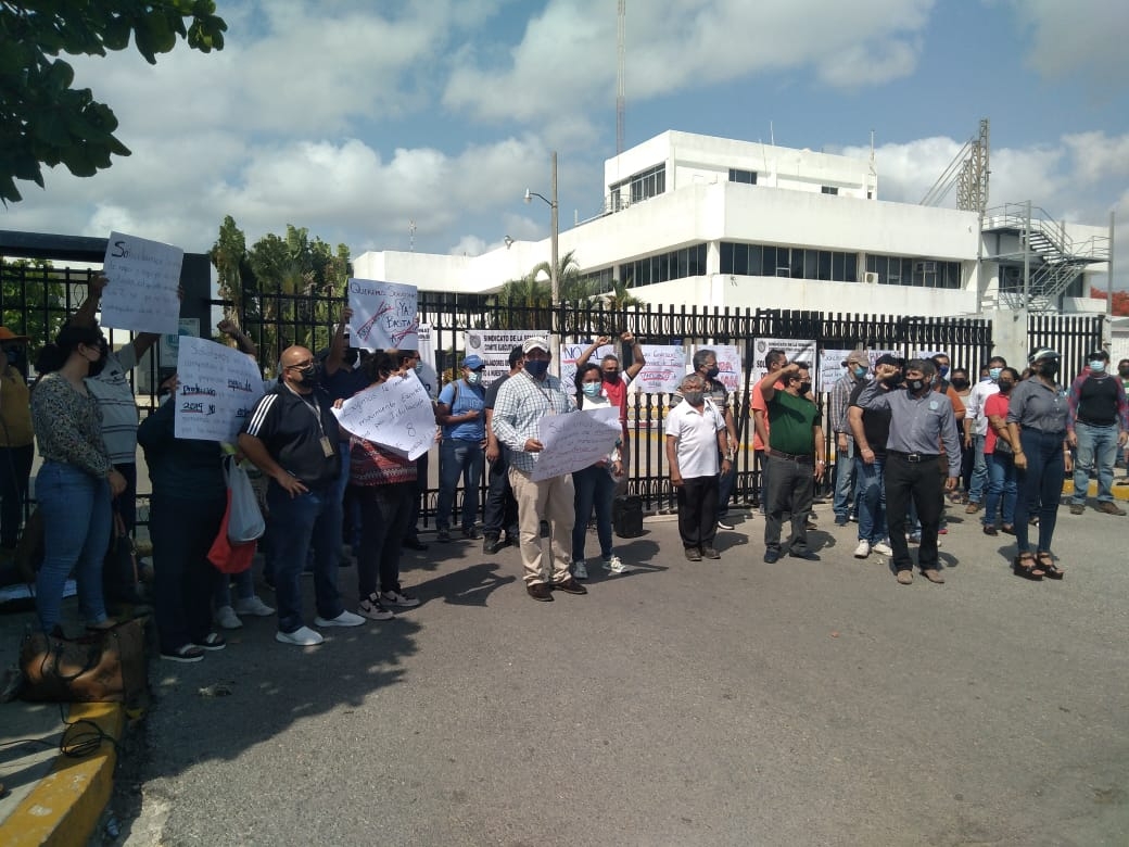 Trabajadores bloquean entradas de la Conagua en Mérida por segundo día