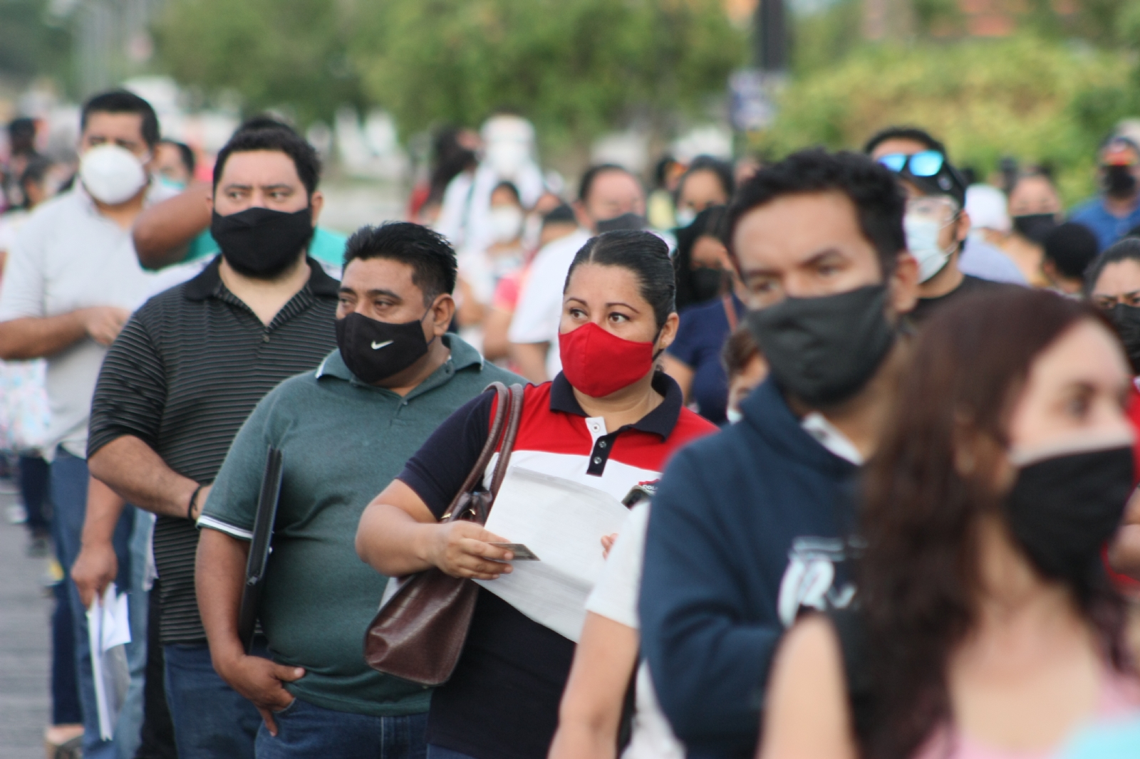 Maestros reciben vacuna CanSino en el Hospital General de Cancún