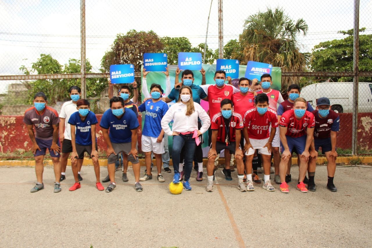 Abril Ferreyro se reunió con jóvenes deportistas en donde intercambió ideas y pateó un rato el balón