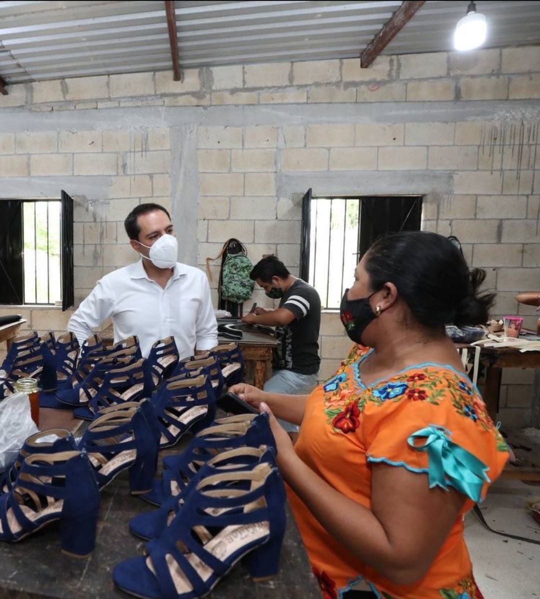 Mauricio Vila reta a yucatecos a terminar de componer la canción 'zapatito blanco'