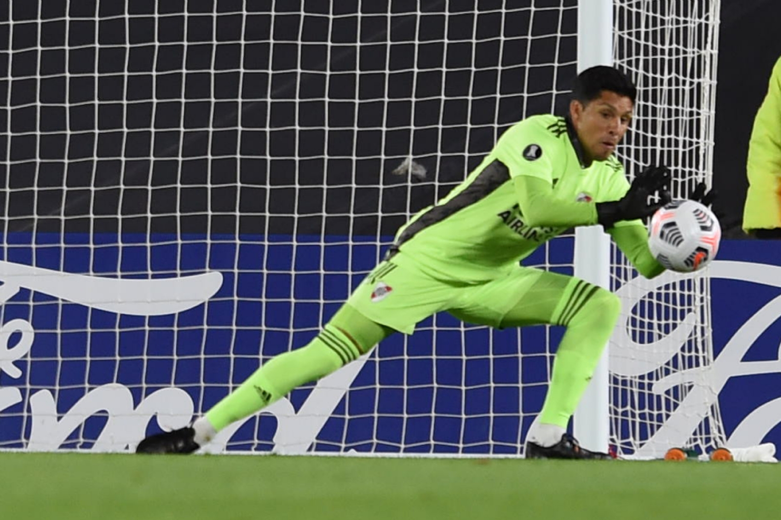 Enzo Pérez atajando un tiro a la portería