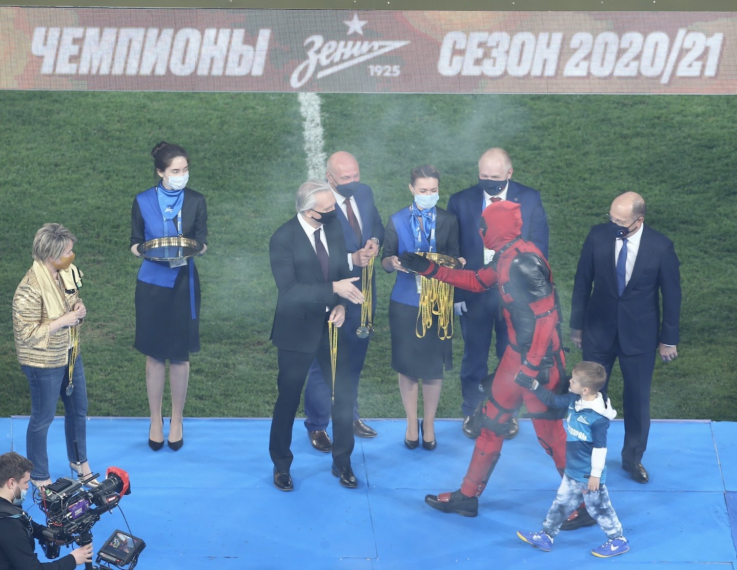 Artem Dzyuba, subió a recibir su respectiva medalla disfrazado de Deadpool