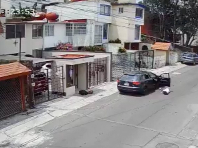 Joven lanza a su novia desde auto en Naucalpan: VIDEO