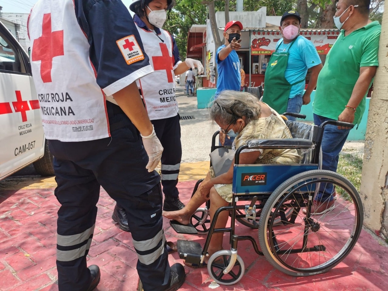 Socorristas de la Cruz Roja brindaron los primeros auxilios a la adulta mayor que al parecer sufrió de una posible fractura en el pie derecho
