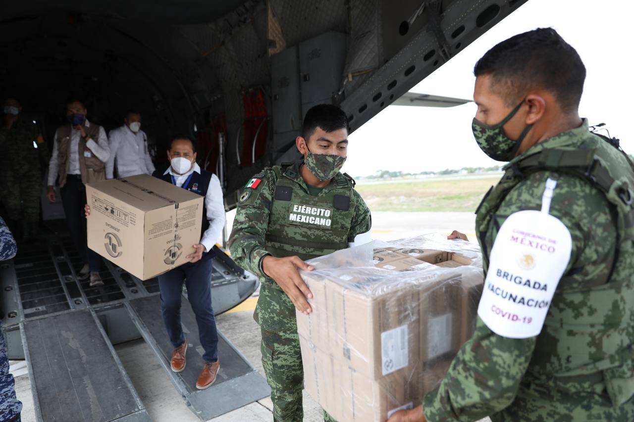 El cargamento llegó a la Base Aérea Militar (BAM) Número 8 y fue recibida por el secretario de Salud, Mauricio Sauri