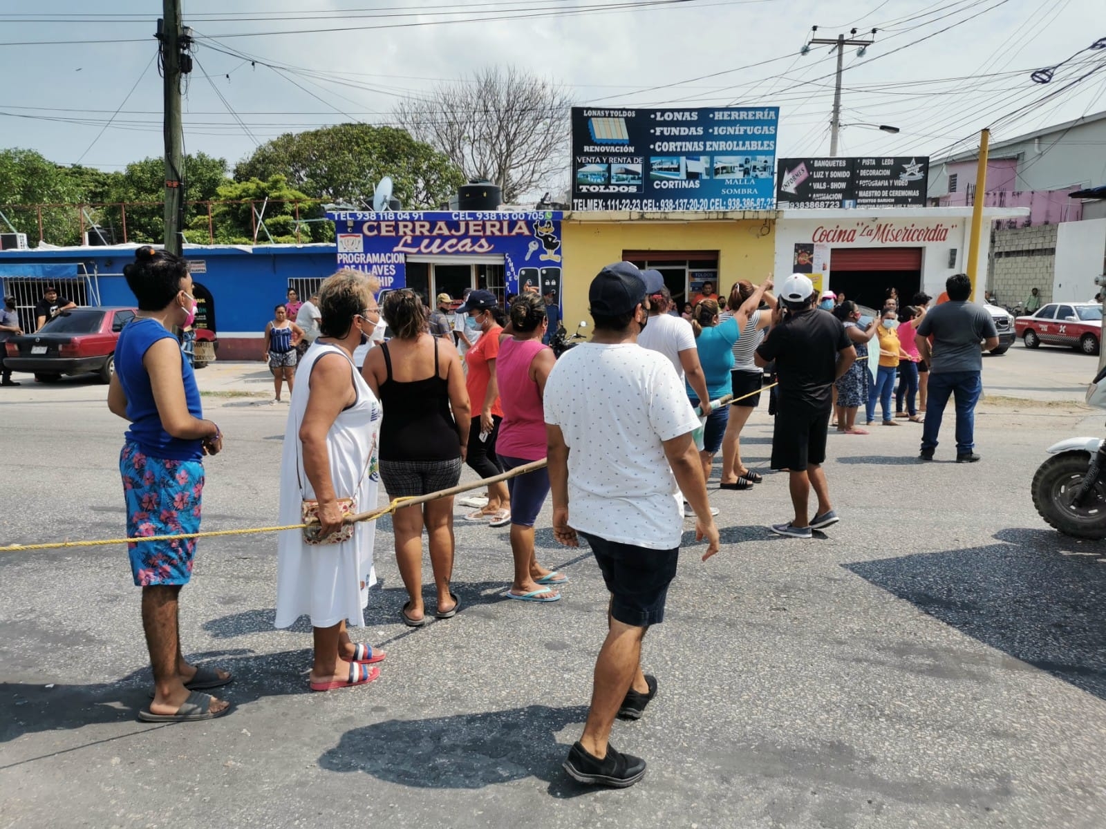 Vecinos bloquean avenida Isla De Tris; exigen a CFE reconexión del servicio