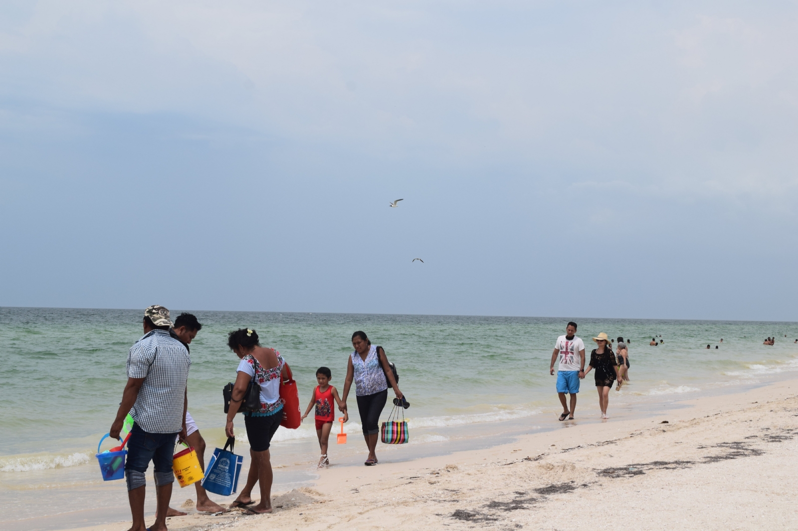 A pesar de las lluvias, decenas de familias acudieron a Progreso para disfrutar de las playas