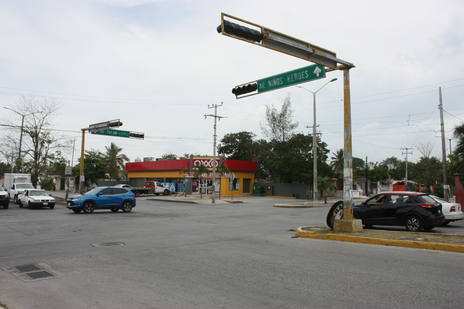 La falla en semáforos afecta a la movilidad de vehículos en Cancún, lo que podría provocar accidentes viales