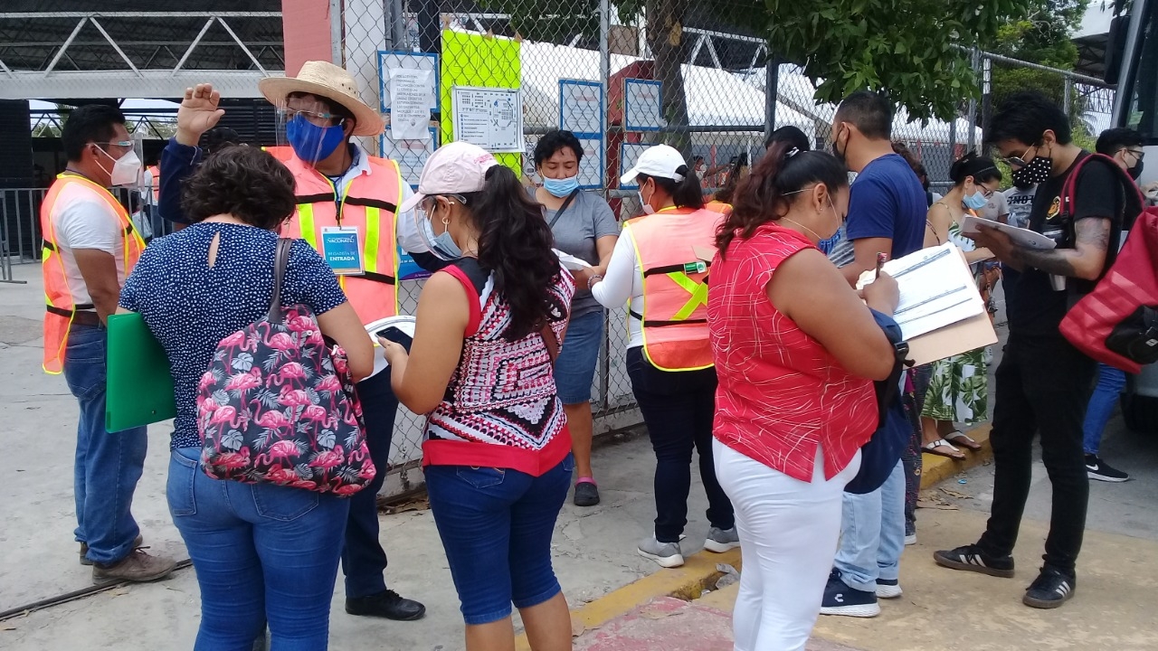 Abuelitos intentan 'colarse' en la vacunación de maestros en Playa del Carmen