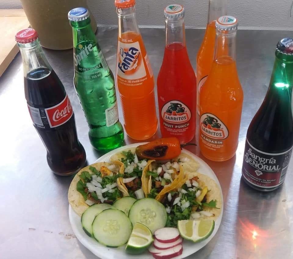 Diferentes refrescos con una orden de tacos