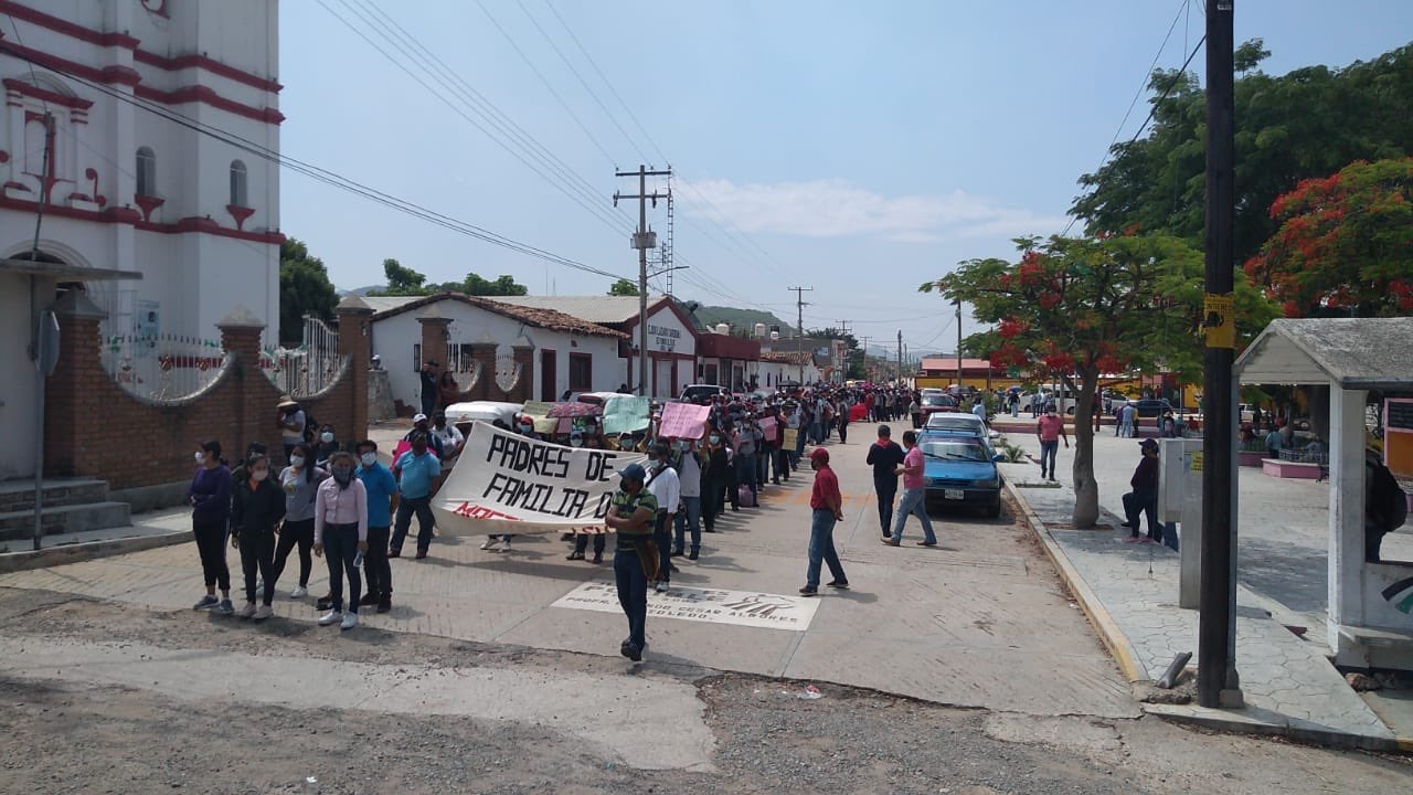 Comitiva sale desde el costado de una iglesia con rumbo a El Amate