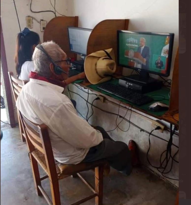 Viralizan foto de abuelito viendo la mañanera de AMLO en un cibercafé