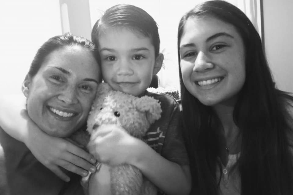 Aiden Leos junto con su madre y su hermana