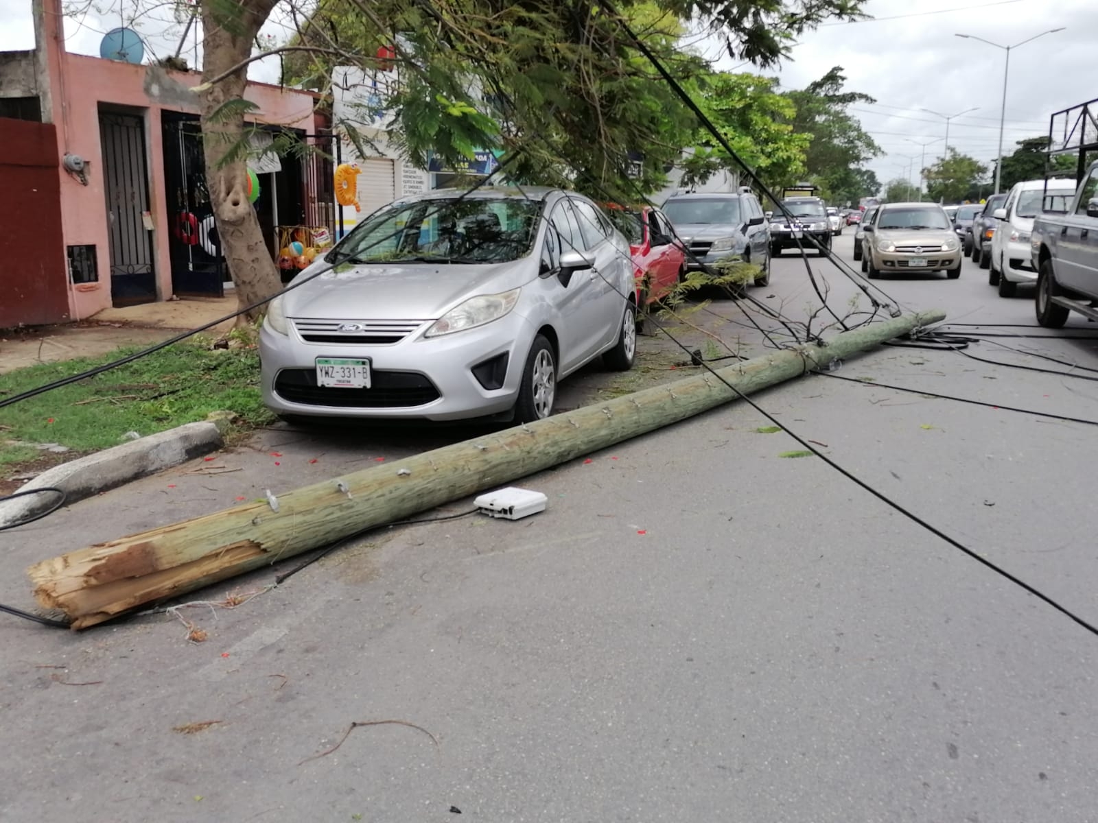 Poste de TELMEX es derribado por tráiler en Mérida