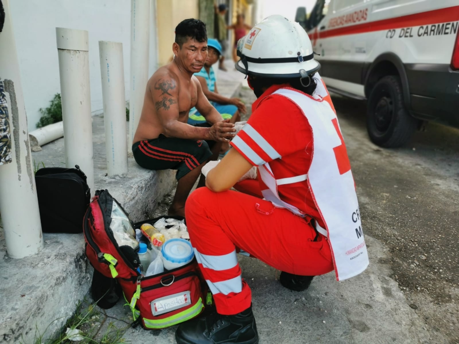 Paramédicos de la cruz roja auxiliaron al hombre de 40 años