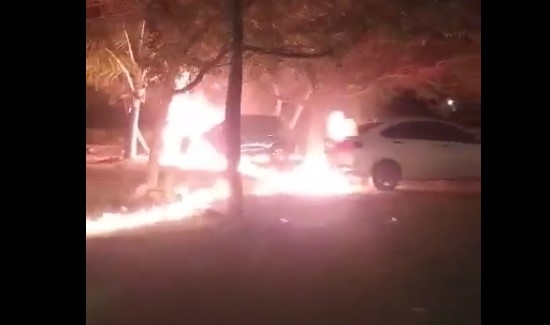 Incendian tres vehículos estacionados en establecimiento en Chetumal