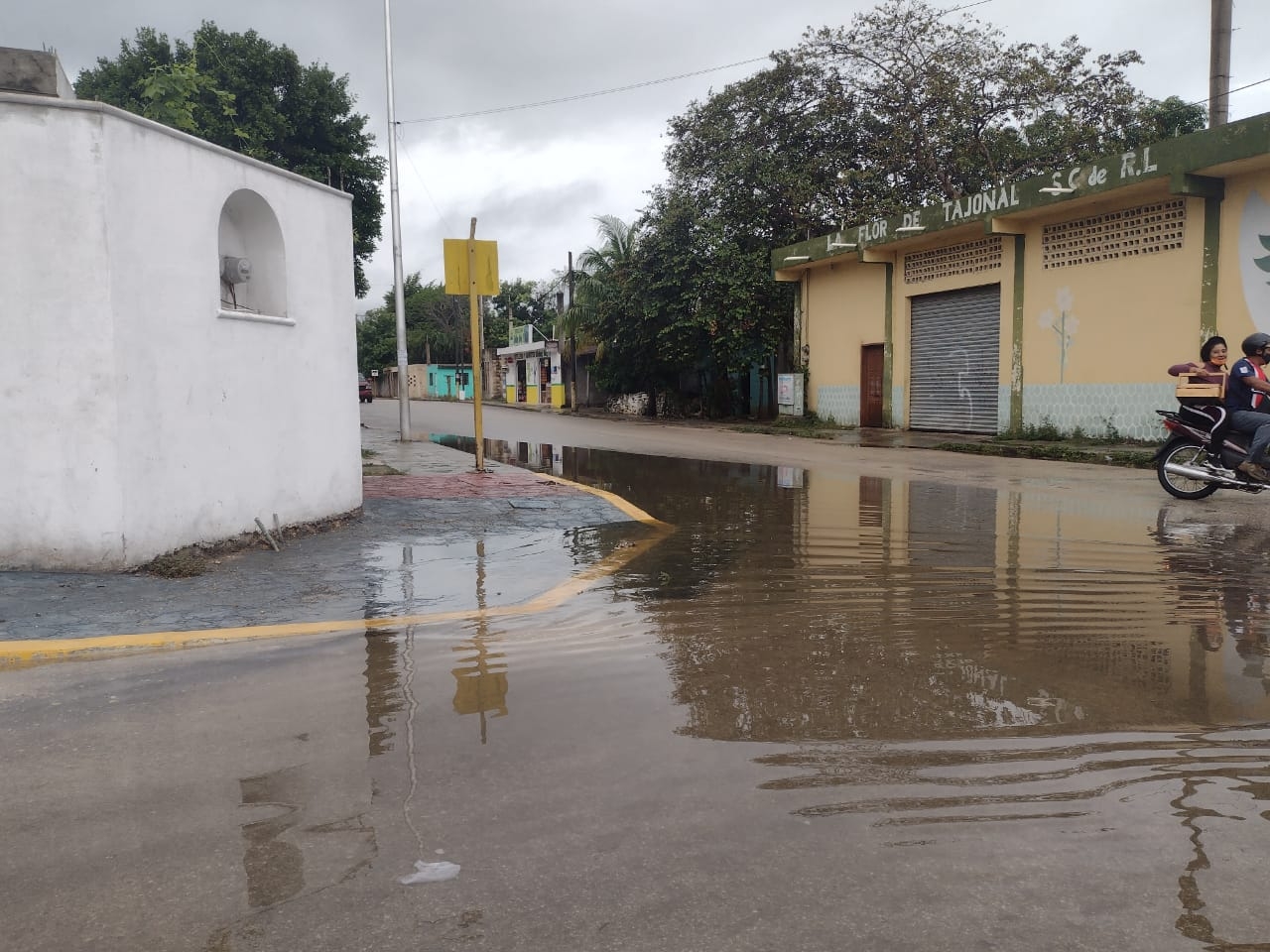 Limpian pozos de absorción en Felipe Carrillo Puerto para evitar inundaciones