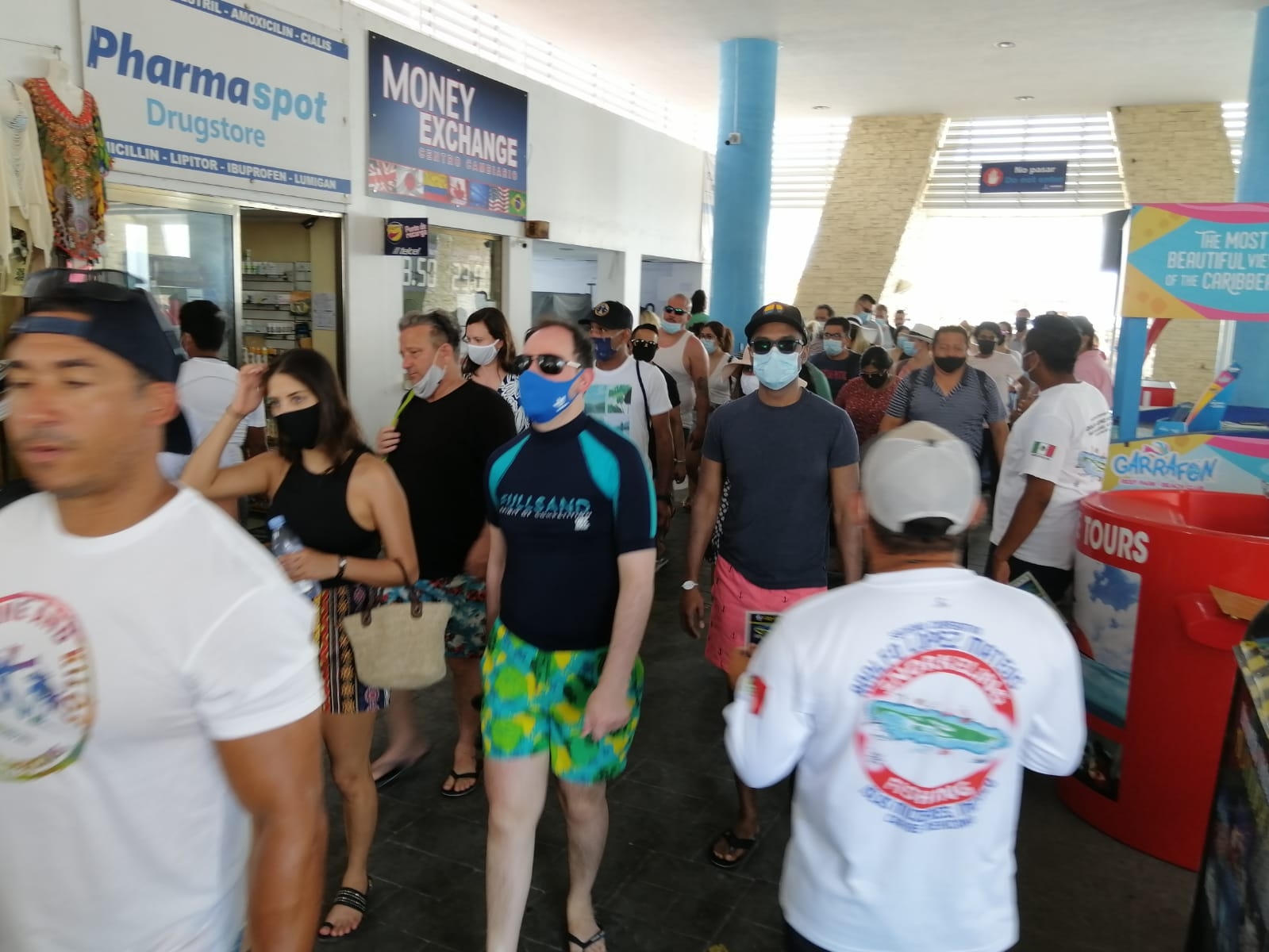 Turistas arriban a Isla Mujeres luego del cierre temporal de la terminal marítima