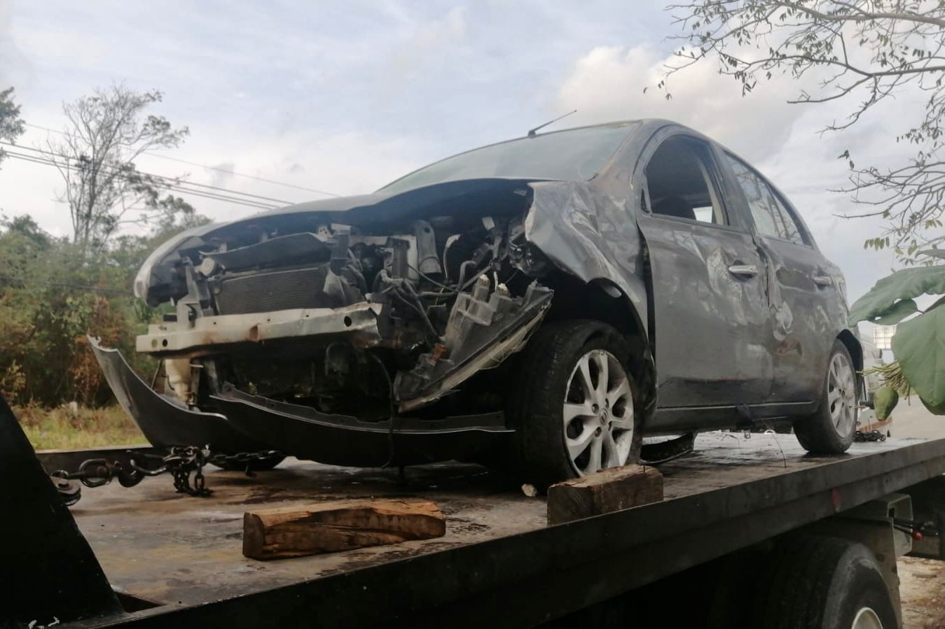 Tras chocar el conductor abandonó su vehículo.