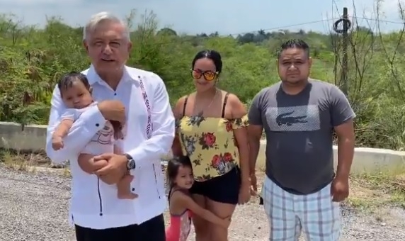 Con bebé en brazos, AMLO concluye gira por Veracruz: VIDEO