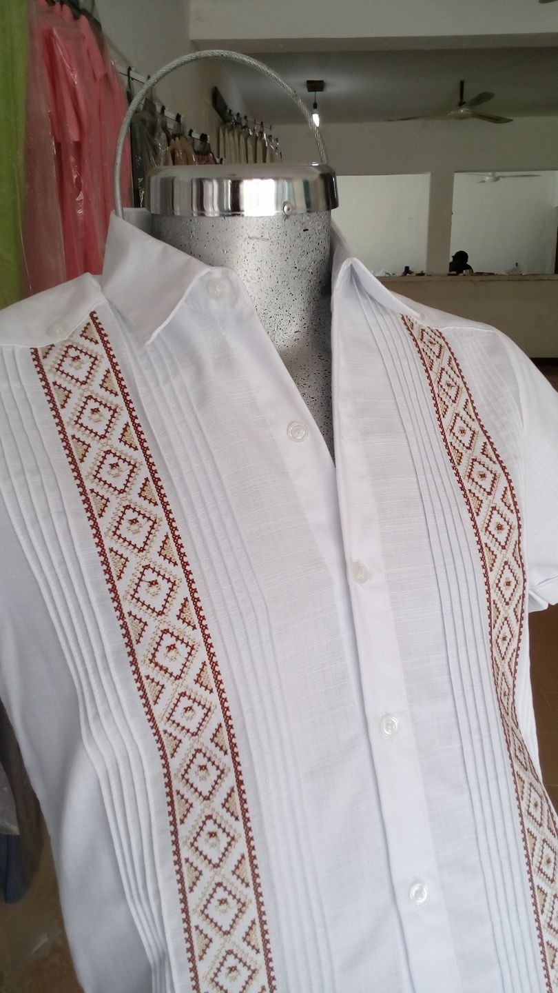 Artesanos yucatecos crean guayaberas con diseños de los Vengadores