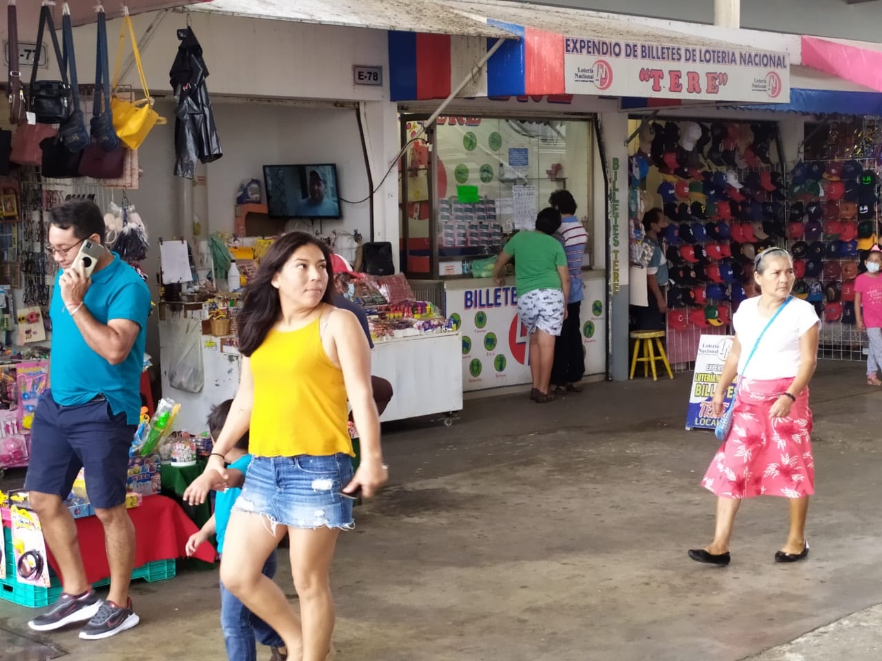 Clientes sin protección sanitaria en mercado de Ciudad del Carmen