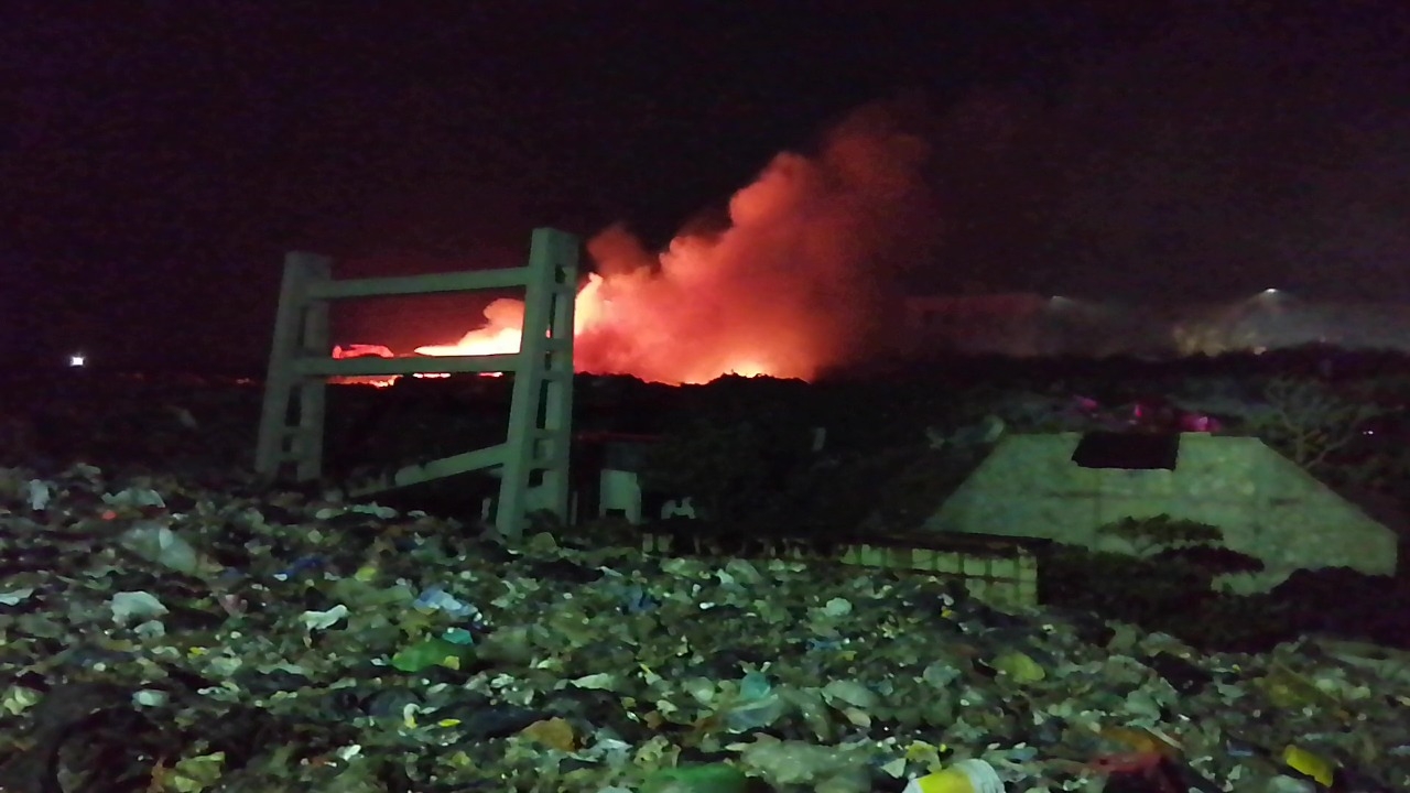 Bomberos y Protección Civil controlan incendio en basurero de Isla Mujeres: VIDEOS