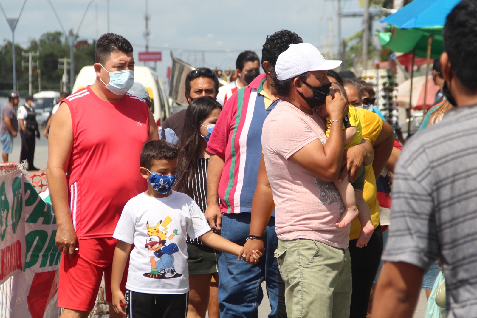 Niños son expuestos al COVID-19 en los tianguis de Cancún