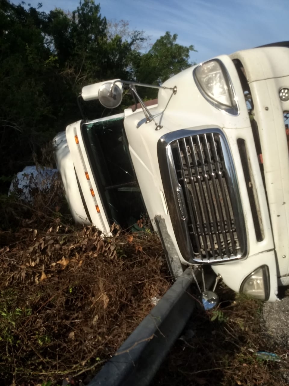 Tráiler con toneladas de azúcar se vuelca en la carretera Muyil-Tulum, Q.Roo