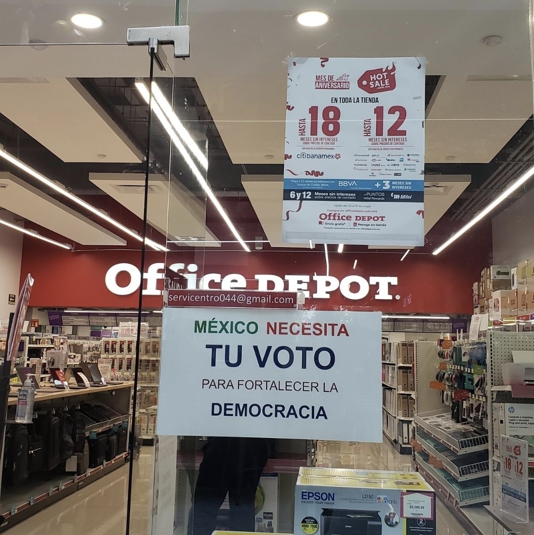 El usuario asegura que el mensaje colocado en Office Depot, utiliza los mismos colores de los partidos políticos PRI y PAN