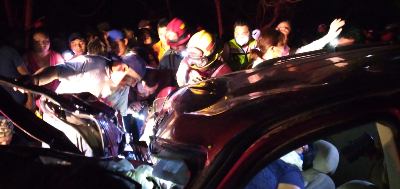 Fuerte accidente quita la vida a mujer y hospitaliza a hombre en carretera Campeche