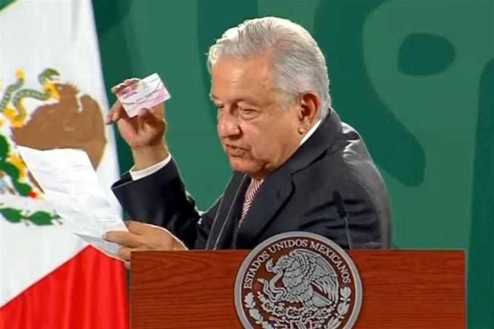 AMLO exhibió tarjeta de apoyo del candidato de MC en Guadalajara