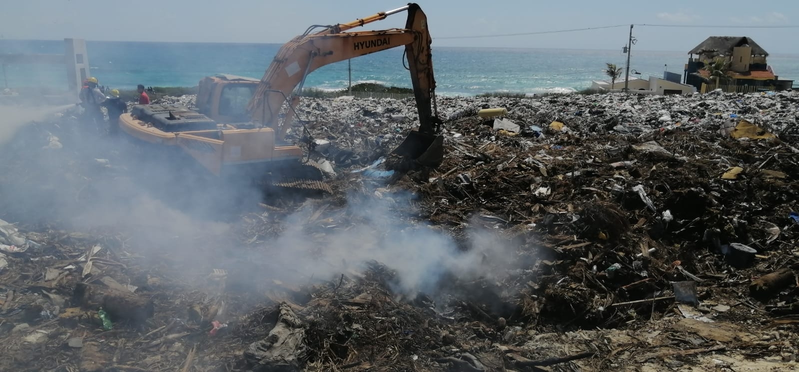 Revive incendio en el basurero municipal de Isla Mujeres: FOTOS