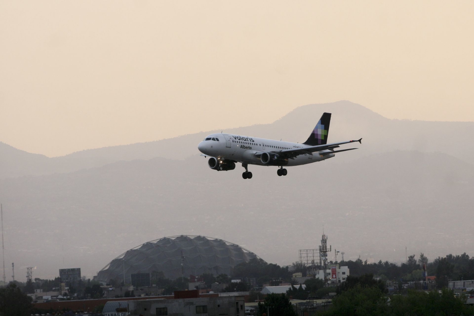 Volaris y Aeroméxico se pronuncian sobre degradación a Categoría 2 de México