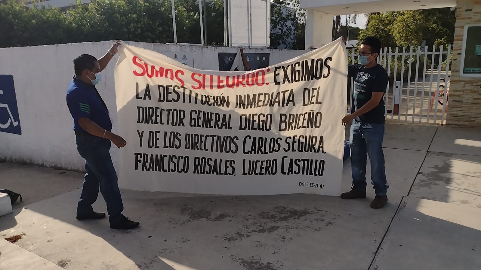 Los manifestantes colgaron la manta en la entrada del plantel