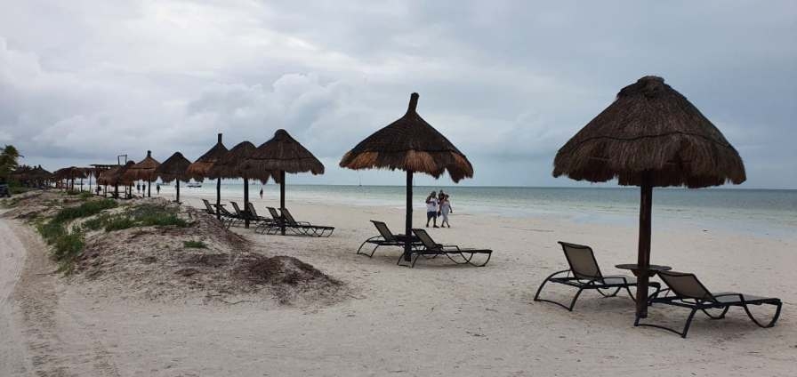 Holbox 'presume' playas libres del recale de sargazo: FOTOS