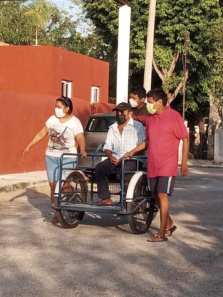 Algunos abuelitos fueron llevados en triciclos para recibir la vacuna contra el COVID-19
